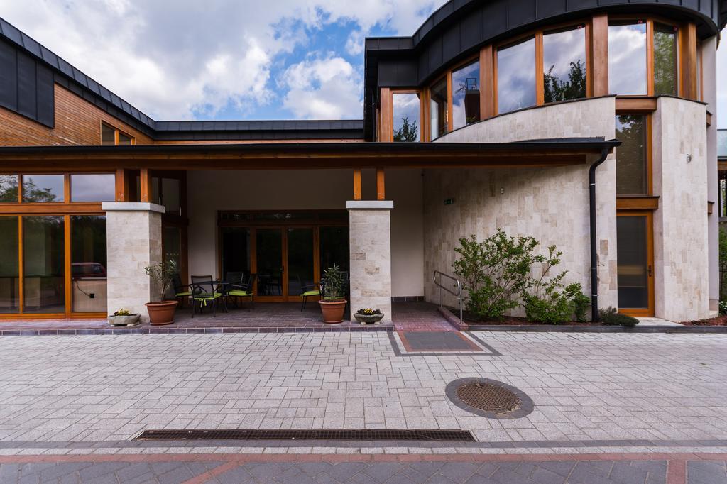 Victoria Garden Hotel Es Etterem Nyíregyháza Exteriör bild