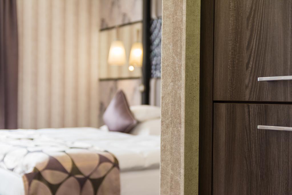 Victoria Garden Hotel Es Etterem Nyíregyháza Exteriör bild