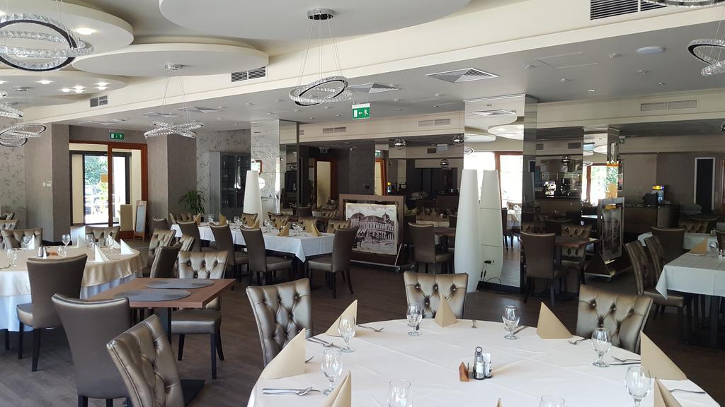 Victoria Garden Hotel Es Etterem Nyíregyháza Exteriör bild