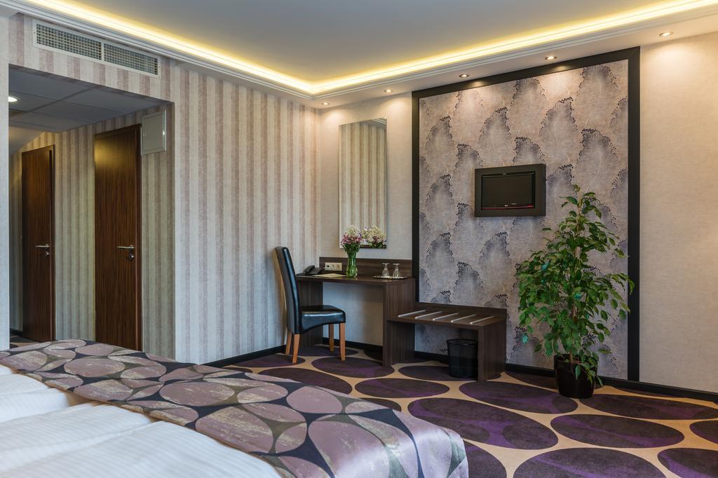 Victoria Garden Hotel Es Etterem Nyíregyháza Exteriör bild