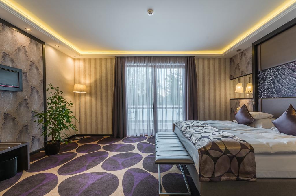 Victoria Garden Hotel Es Etterem Nyíregyháza Exteriör bild