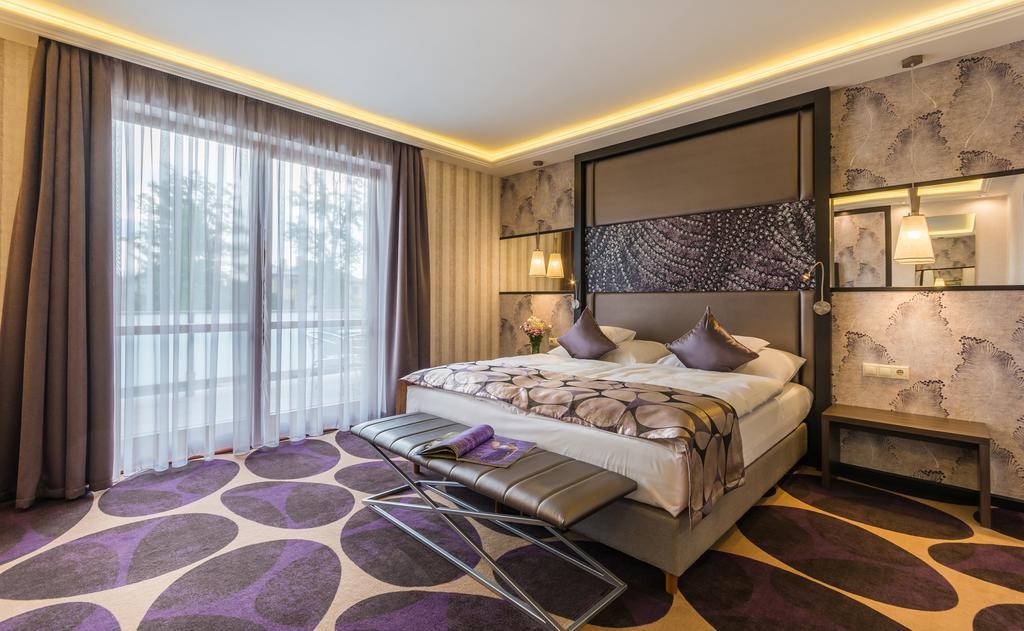 Victoria Garden Hotel Es Etterem Nyíregyháza Exteriör bild