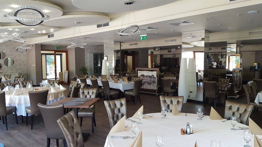 Victoria Garden Hotel Es Etterem Nyíregyháza Exteriör bild