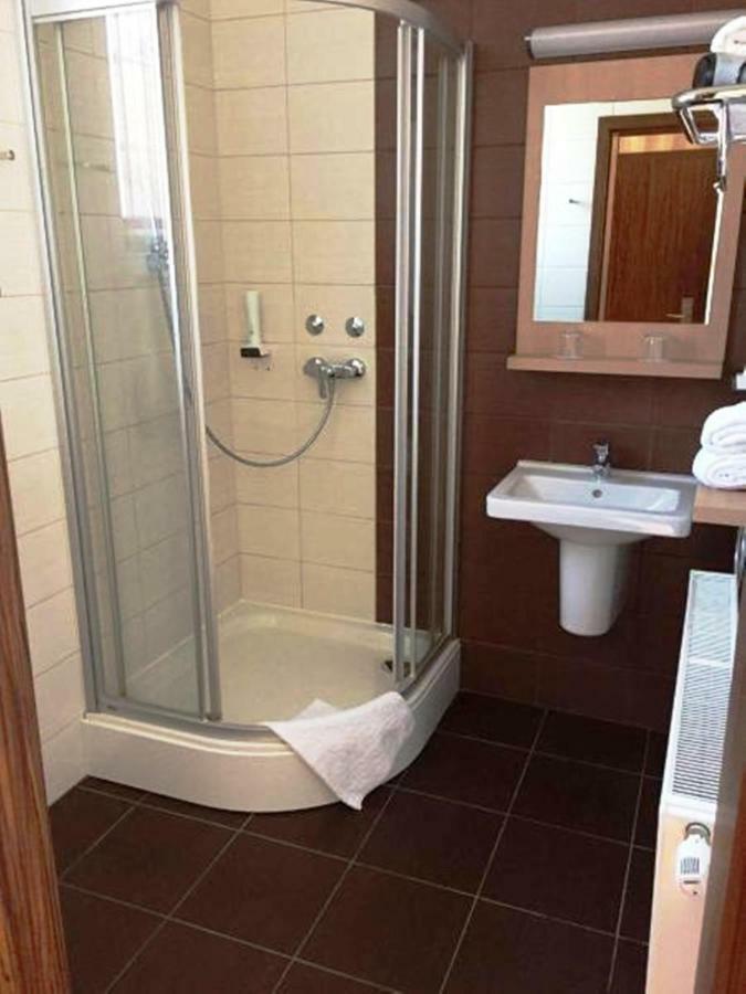 Victoria Garden Hotel Es Etterem Nyíregyháza Exteriör bild